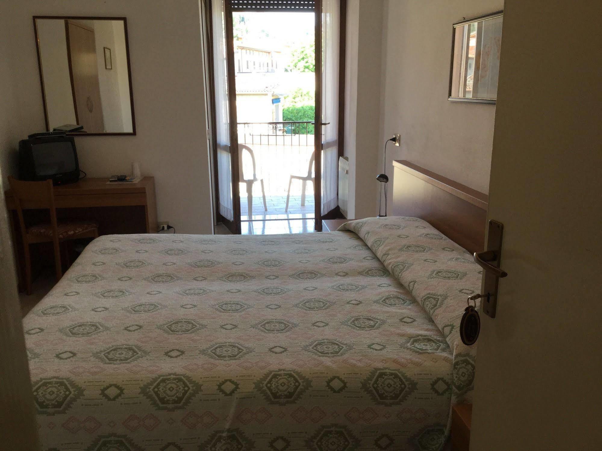 Albergo Giardino Toscolano Maderno Exterior photo